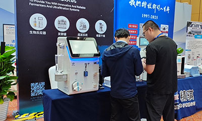 霍爾斯團(tuán)隊(duì)與客戶交流